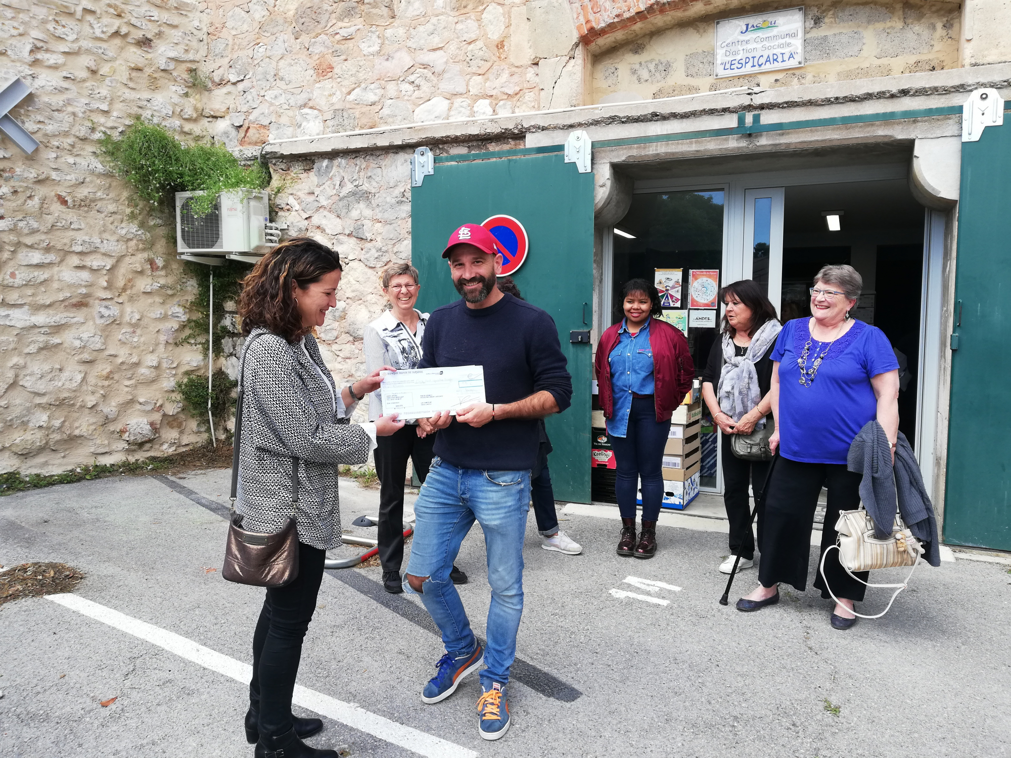 Remise du chèque de la MJC envers l'épicerie solidaire 1