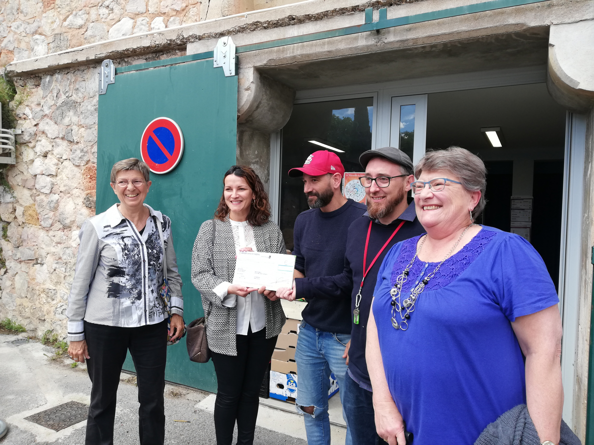Remise du chèque de la MJC envers l'épicerie solidaire 2